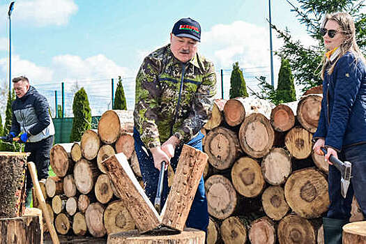 "Пул первого" опубликовал кадры, как Лукашенко рубит дрова