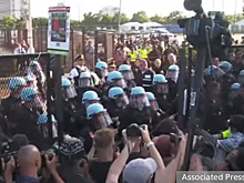 В Чикаго протестующие прорвали ограждение периметра съезда Демпартии США