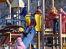 На детской площадке в комплексе «Кузьминки-Люблино» отремонтируют покрытие