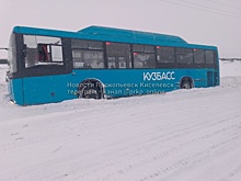 Пассажирский автобус слетел с дороги в сугроб в Кузбассе