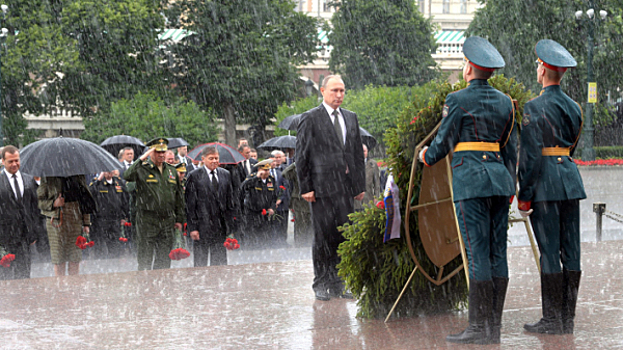 Путин отказался от зонта во время возложения венков