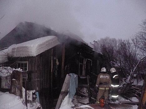 В Кирове сгорел дом: при тушении были найдены тела мужчины и женщины