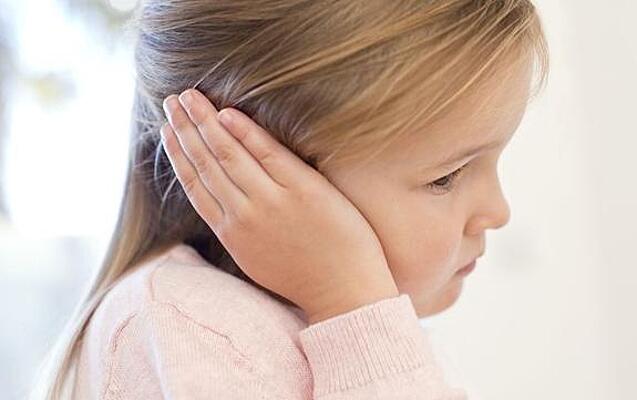 Болит ухо у ребенка: что делать и чем лечить?