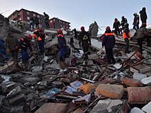 Добровольцы из Петербурга помогают искать под завалами в Турции живых людей