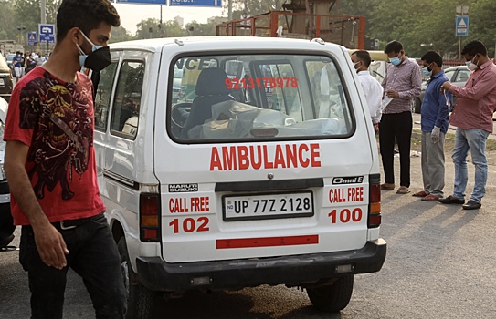 В Индии грузовик сбил людей на автобусной остановке