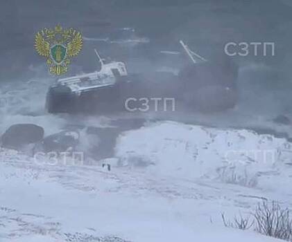 В российском регионе шторм унес в море судно и опрокинул второе