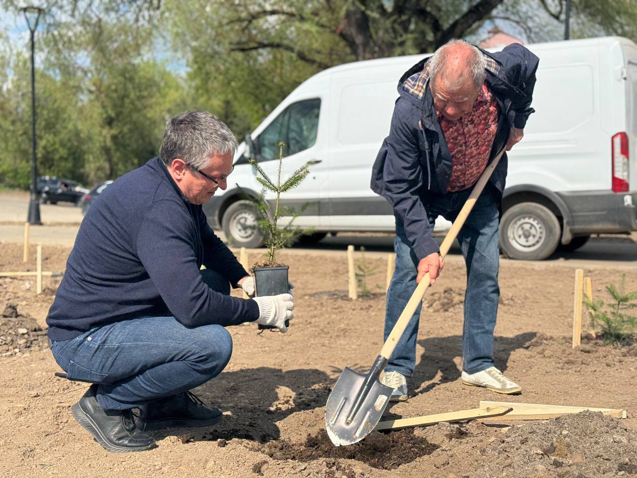 Сквер Волкова доозеленили с помощью почетного гражданина Калуги