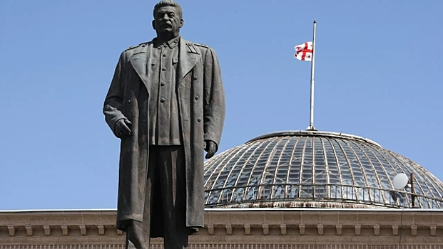 В Гори потребовали вернуть памятник Сталину