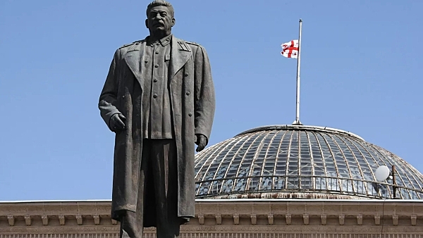 В Гори потребовали вернуть памятник Сталину