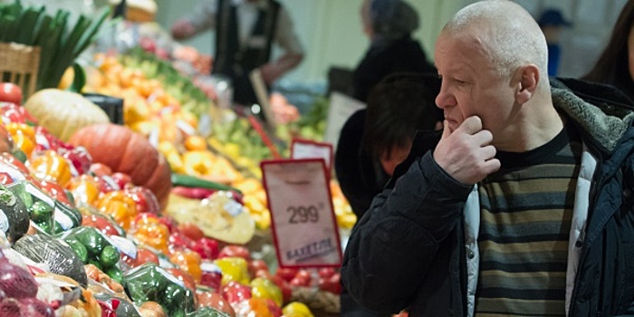 Годовая инфляция в России в марте ускорилась до 2,4%