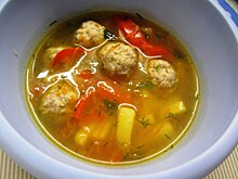 Холодный огуречный суп с лососем