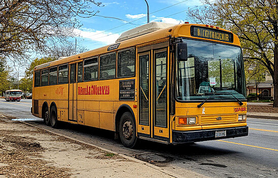 В Ярославле дорожные службы после жалобы устранили выбоины на остановке