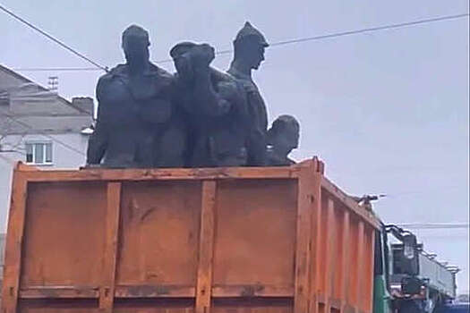 В Киеве снесли монумент экипажу советского бронепоезда "Таращанец"