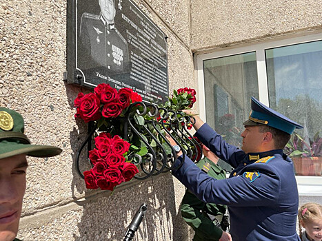 Мемориальную доску открыли в школе Орска в честь погибшего под Рязанью летчика