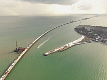 Свайные работы по возведению моста в Крым завершены наполовину