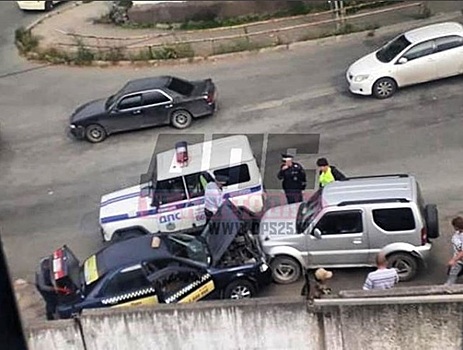 Неуправляемый автомобиль сбил женщину и врезался в такси во Владивостоке