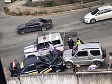 Неуправляемый автомобиль сбил женщину и врезался в такси во Владивостоке