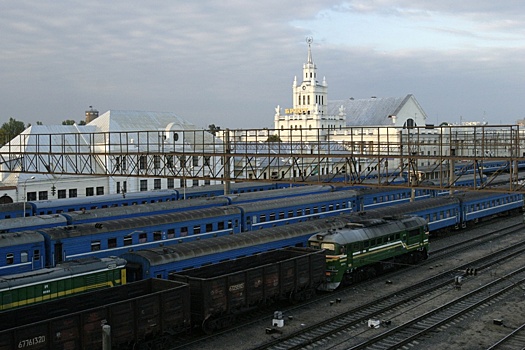 Минск: Праздничный антураж украшает вокзалы и поезда БЖД