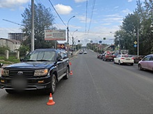 Водитель Крузера в Новосибирске сбила пешехода, проехав на красный свет