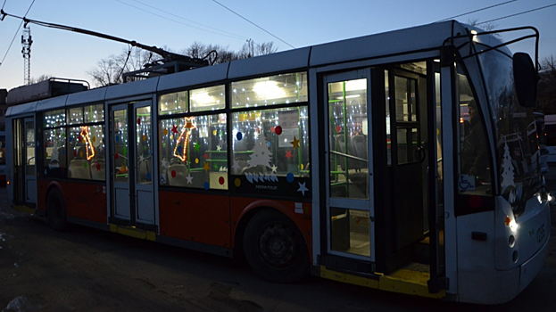 В праздники саратовцы смогут прокатиться на новогоднем троллейбусе