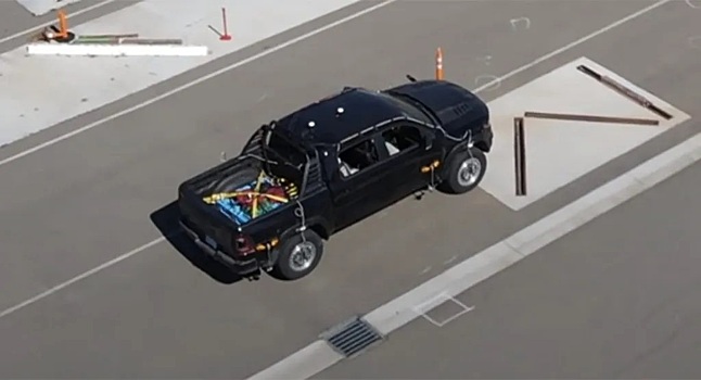 На интригующих кадрах Tesla тестирует бензиновый Ram 1500 TRX