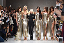 Девочка-скандал: почему мы без ума от стиля Versace этим летом