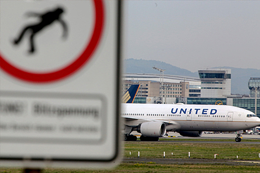 Пассажир потребовал от United Airlines миллион долларов за избиение