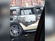 Во дворе «Академ Riverside» сгорел представительский Mercedes