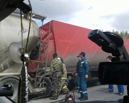 На трассе в Башкортостане столкнулись две фуры