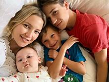 Кейт Хадсон поделилась забавным фото со своими тремя детьми и возлюбленным