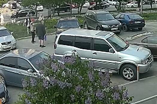 В России подростки толпой избили мужчину и попали на видео