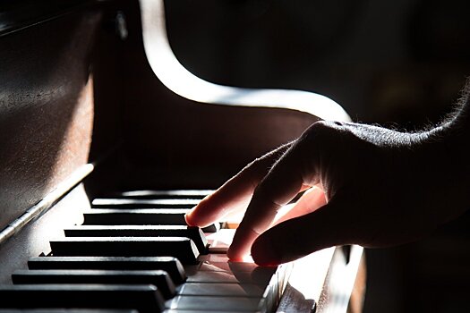 85-летний пианист стал звездой TikTok. Он играет в память о покойной жене