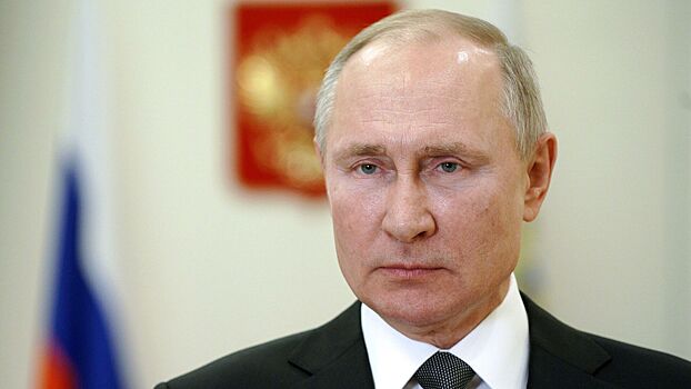 Путин призвал регулярно повышать доходы военных