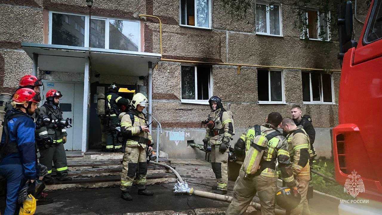 В пожаре на улице Молодёжной в Ижевске пожарные спасли 16 человек