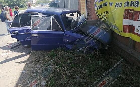Водитель «жигулёнка» не справился с управлением и разбил своё авто о забор