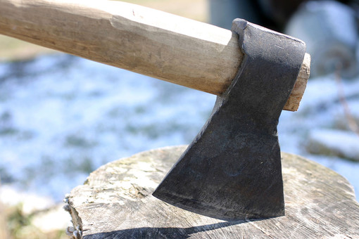 РЕН ТВ: житель Ярославской области напал с топором на соседа