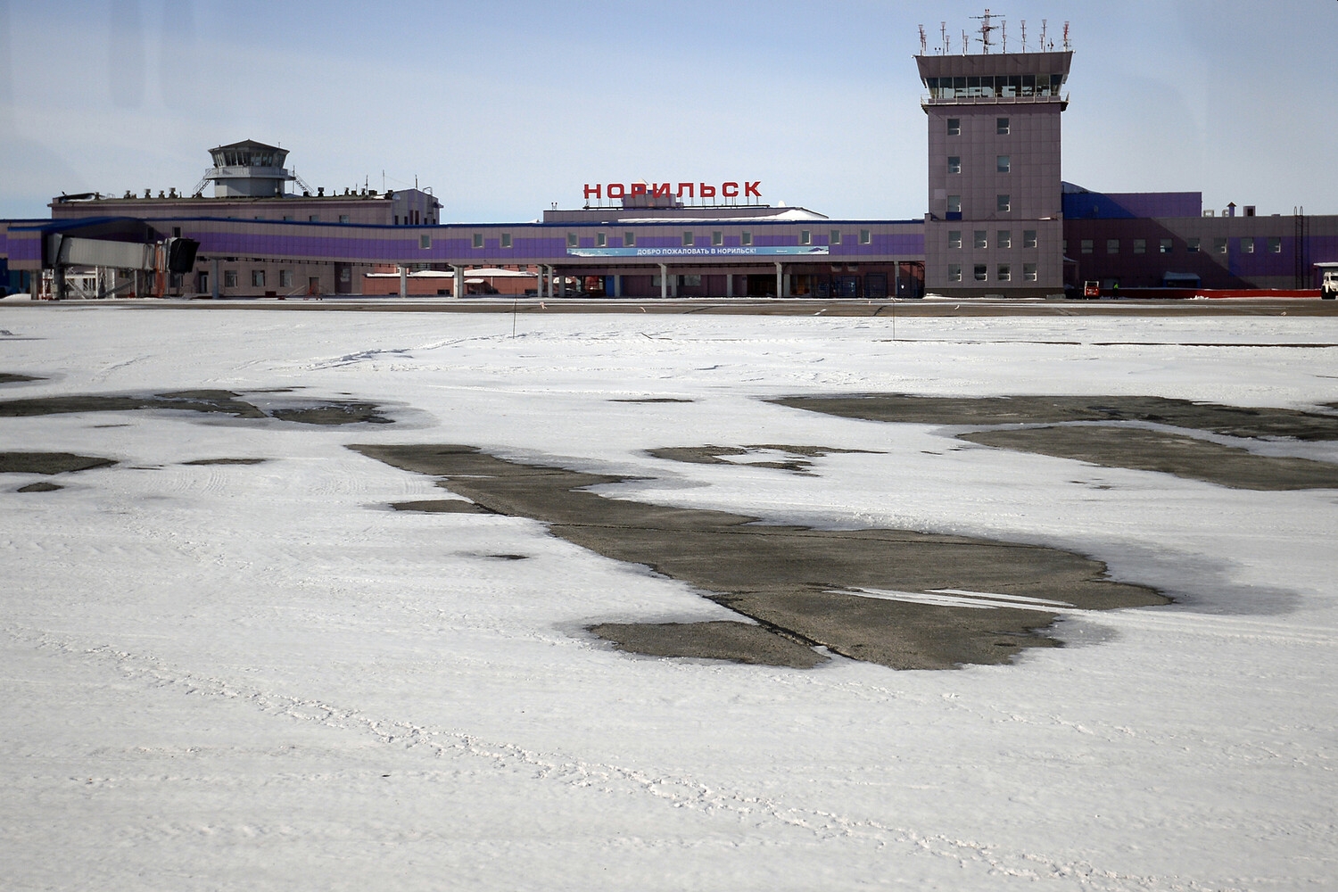 Росавиация начала расследовать выкатывание Airbus за пределы полосы в Норильске