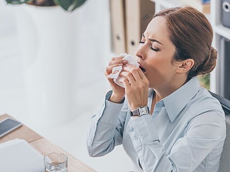 Врач рассказала, почему нельзя прикрывать нос рукой при чихании