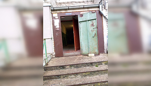 Жители дома на Александра Невского задыхаются от запаха разложения