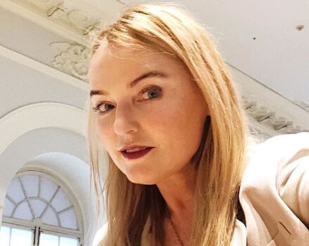 Помолодевшая Вербицкая устроила дефиле в брюках цвета капучино и стильном тренче