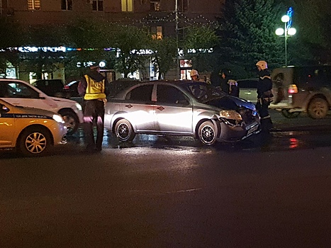 «Проехал на красный»: на Аллее Героев Волгоград произошла тройная авария