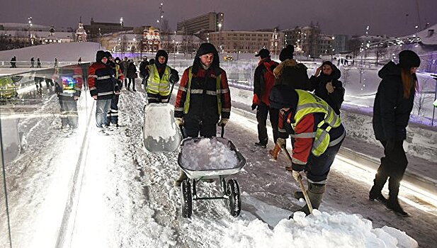 К уборке снега в Москве привлекли военных
