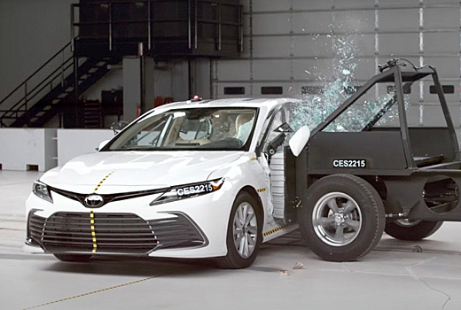 Видео: Toyota Camry провалила краш-тест на боковое столкновение
