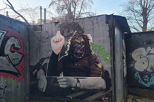 В Петербурге на изображение Виктора Цоя наклеили портрет Паши Техника