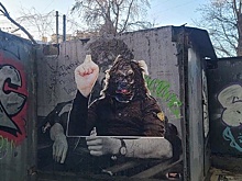 В Петербурге на изображение Виктора Цоя наклеили портрет Паши Техника