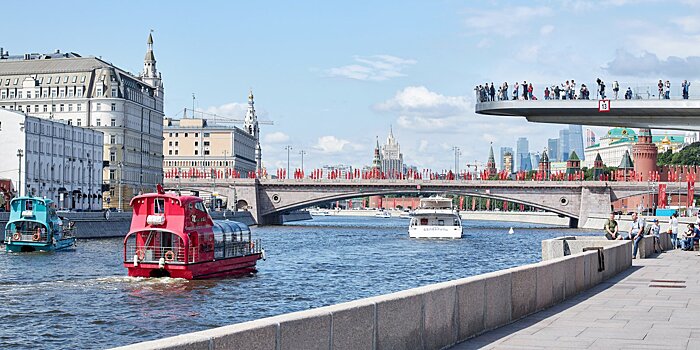 Занятия в фитнес-центре и речная прогулка: как столица возвращается к обычной жизни