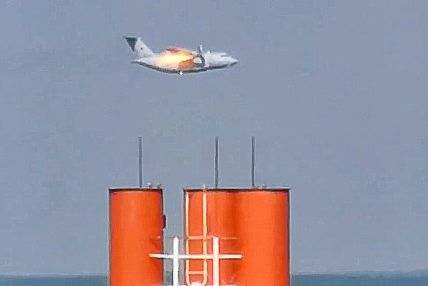 Военно-транспортный самолет Ил-112В с горящим правым двигателем во время катастрофы в ходе тренировочного полета в районе аэродрома «Кубинка», 17 августа 2021 года