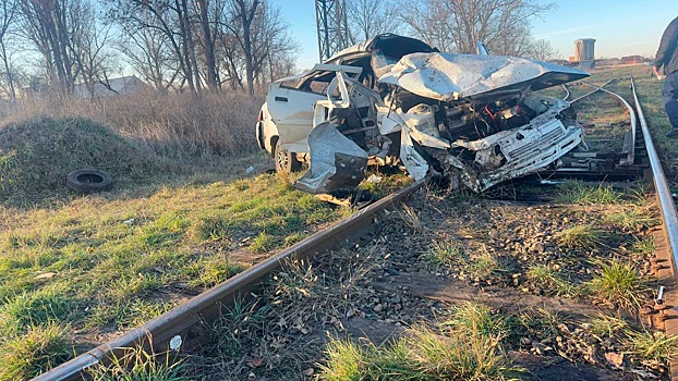 Поезд на большой скорости снес автомобиль, который выехал на пути