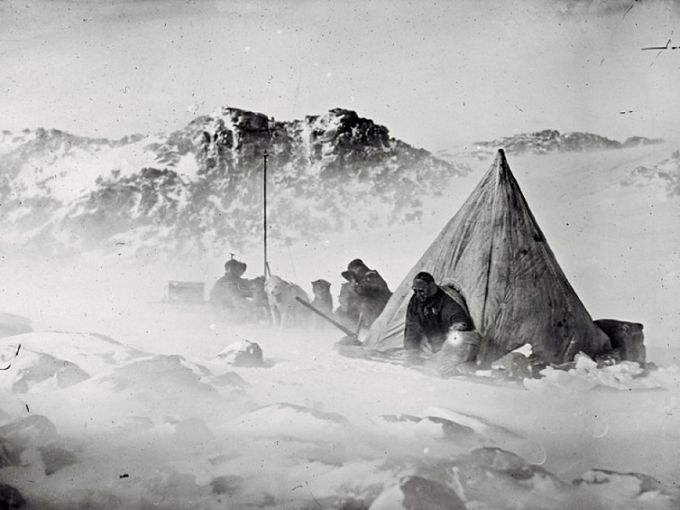 Команда пытается поставить палатку при штормовом ветре — работа может длиться больше часа, в здешних краях ветра бушуют, не смолкая. К тяготам жизни в ледяной пустыне на голодном пайке добавлялись постоянная тревога о том, как бы не сбиться с пути 