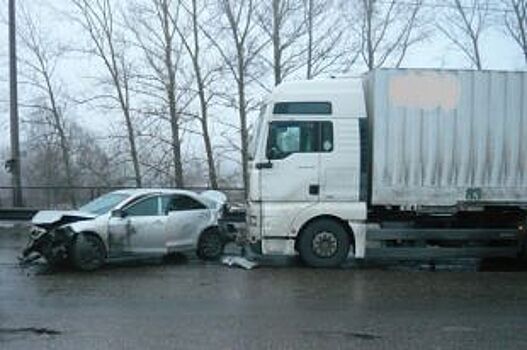 Под Ярославлем водитель Toyota Camry влетел в фуру